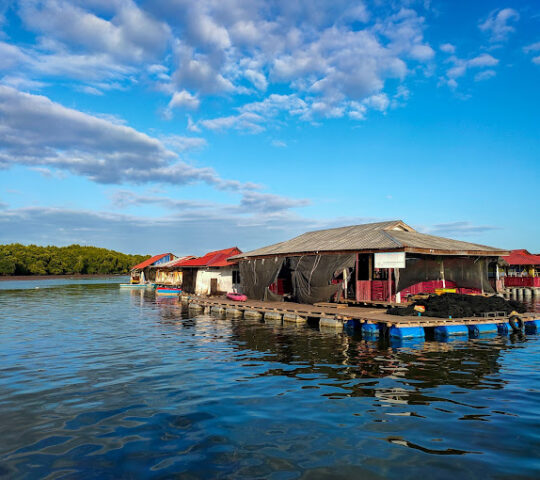 Restoran Terapung Teluk Bayu